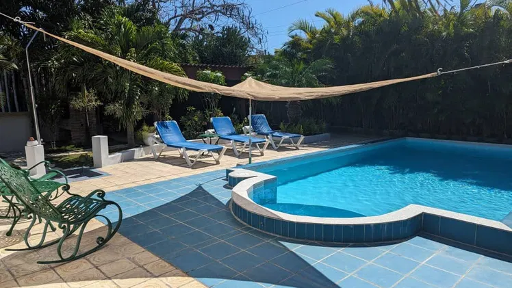 Rento casa con piscina grande de 4 habitaciones y media en Guanabo. Tengo Ecoflow. Whatssap 5 2959440