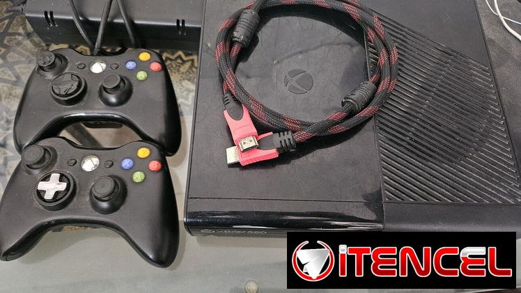 XBOX 360 E (Super Slim) pirateado + 2 mandos + 250 de disco duro