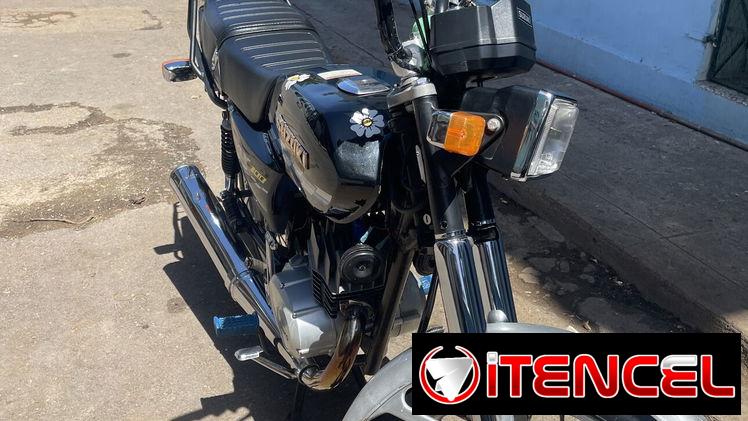 Cambio mi ax 100 por moto semi automática como la de la primera foto