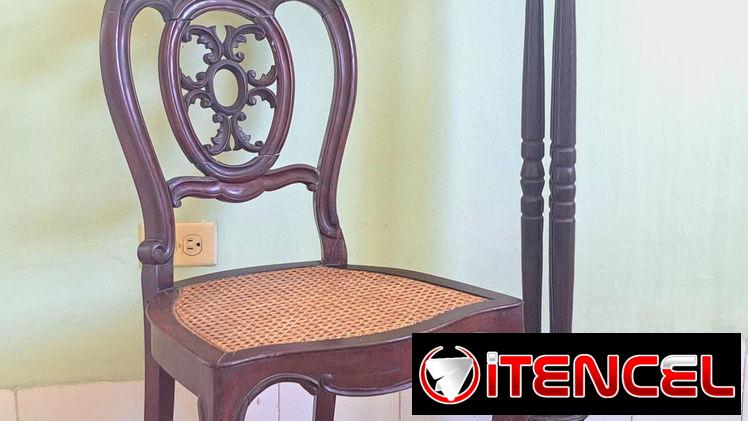 Se vende juego colonial de silla y columna, ambos de madera de cedro en perfectas condiciones.
