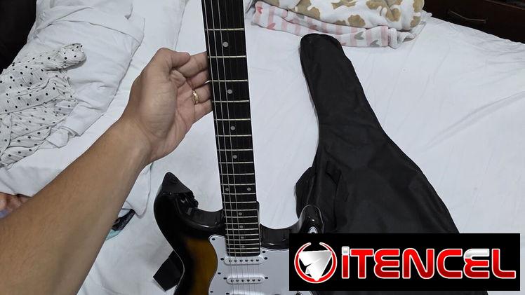 Guitarra Eléctrica Marca Lyx Pro, con muy poco uso. Incluye su amplificador, afinador y estuche todo original, acabada d