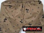 Short tipo Bermuda con bolsillos.