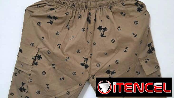 Short tipo Bermuda con bolsillos.