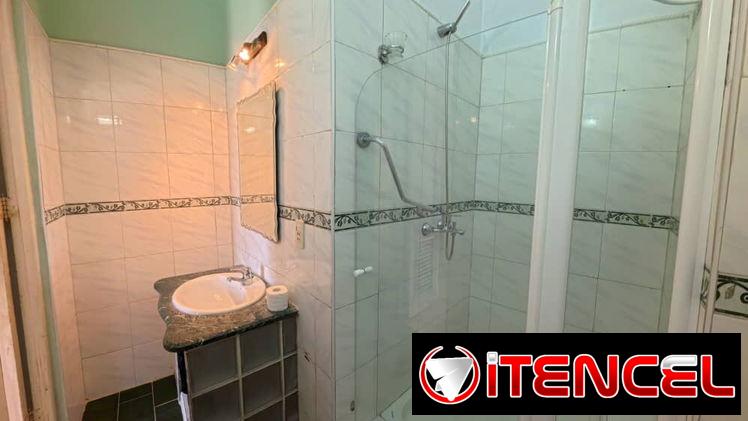 Apartamento independiente en La Habana Vieja – 2 hab c/baño privado cada una – Terraza y cocina – 70 USD noche