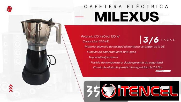 Cafetera electrica negra con el vaso trasparentes