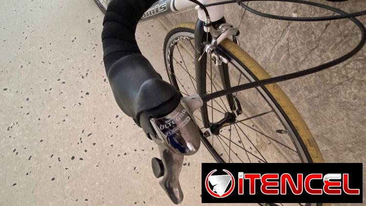Bicicleta de ruta de fibra de carbono y aluminio
