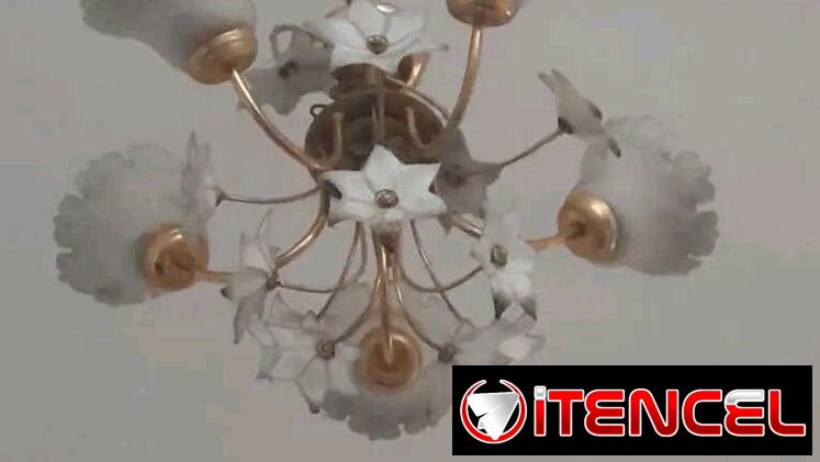 Lámpara de techo dorada