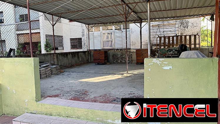 A la venta Casa en alto de un biplanta en el Vedado