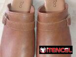 Zuecos marrones Me Too – Calzado slip-on de mujer – Sandalias casual con hebilla – Zapatos cómodos de cuero sintético –