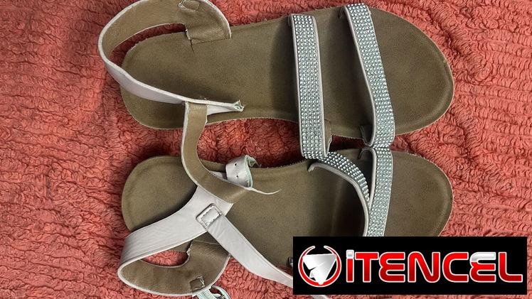 Sandalias y chancletas y tenis  para niñas