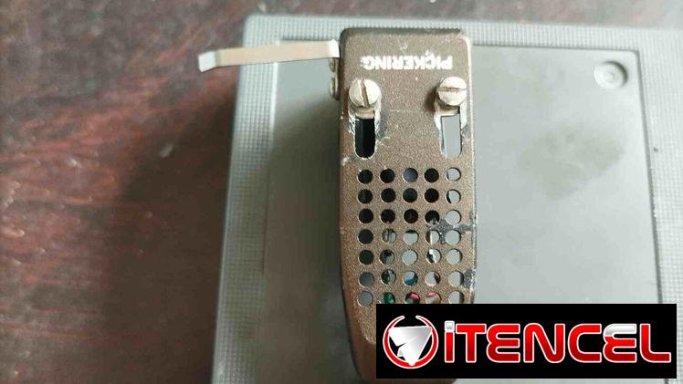 Vendo porta cápsula de Tocadiscos con unidad Radiotecnica tu oralmente funcional