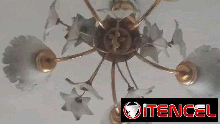 Lámpara de techo dorada