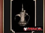 Cuadro de Colección – Cafetera Tradicional Árabe (Dallah) en Relieve