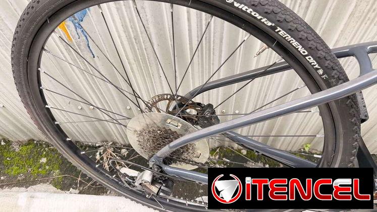 Bici de carbono con aluminio 622 giant