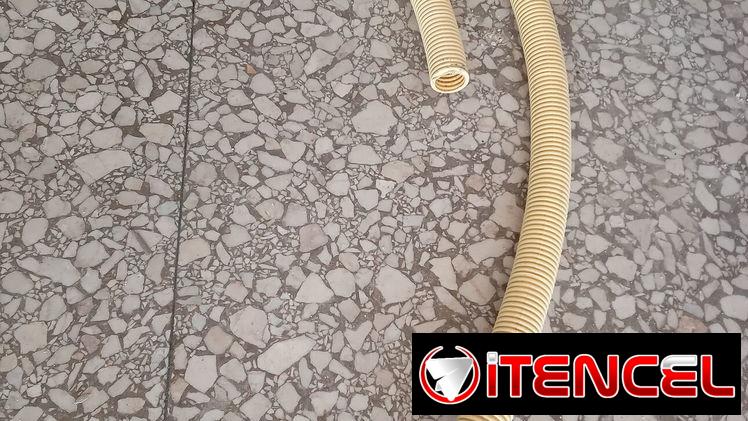 2 pedazos de manguera plástica de 2 cm de diámetro. Largo 2,10 y 1,40 metros. No se para que sirve