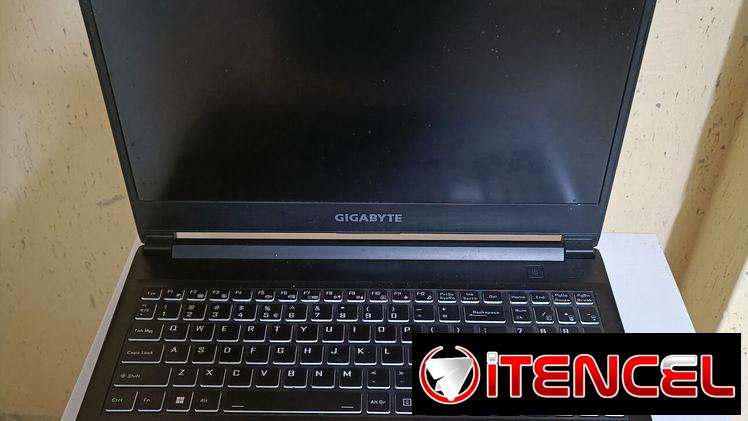 Laptop Gamer Gigabyte A5 K1. RTX 3060. Ryzen 5 5600. 16 GB RAM DDR5. 1TB SSD. De poco uso.