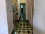 Se vende apto de 4/4 en el vedado con dos baños.