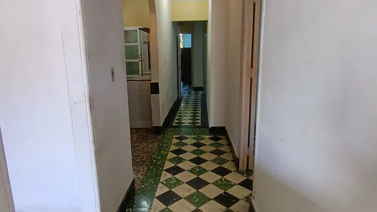 Se vende apto de 4/4 en el vedado con dos baños.
