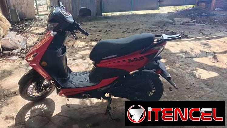 Se vende esta moto 🏍 de gasolina ⛽️, solamente 3 meses de uso es automática