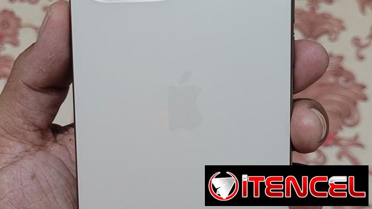 iPhone 16 Pro Max libre de fabrica, 256gb y batería en 98. Pantalla y tapa trasera cambiada