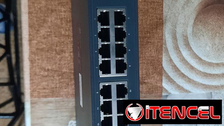 Swicht T1700G-28TQ JetStream 24-Port Gigabit Stackable Smart Switch with 4 10GE SFP+ Slots