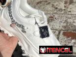 Tenis blancos con cadena