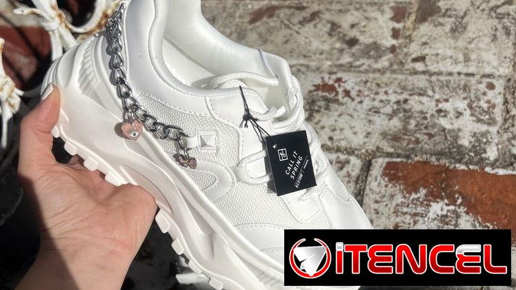 Tenis blancos con cadena