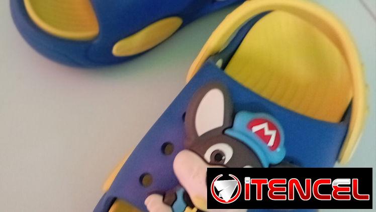 Sandalias Jordan para niños pequeños, y crocs