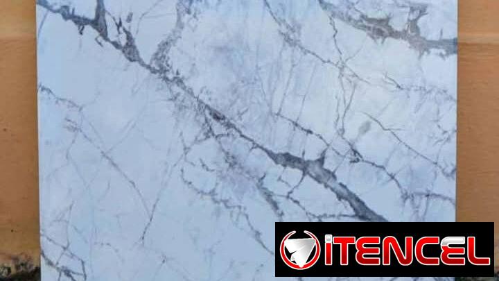 Losas blanca jaspeadas con brillo de 40 x 40
