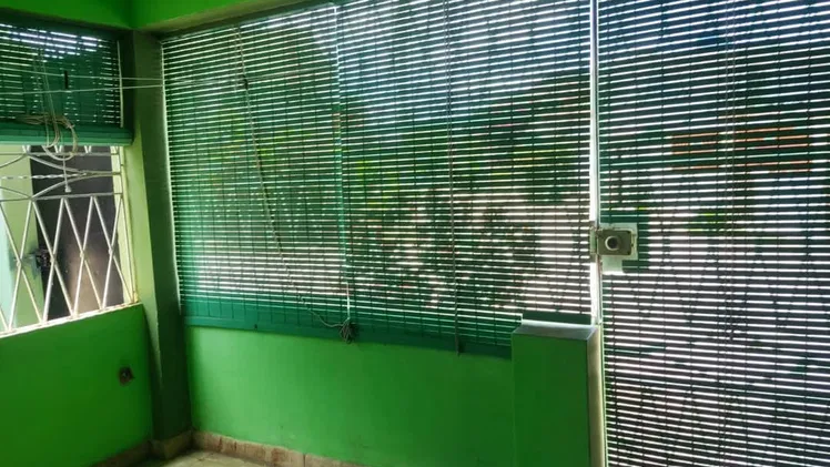 Amplia casa de dos plantas, construcción capitalista, en Versalles, la Lisa !!!
