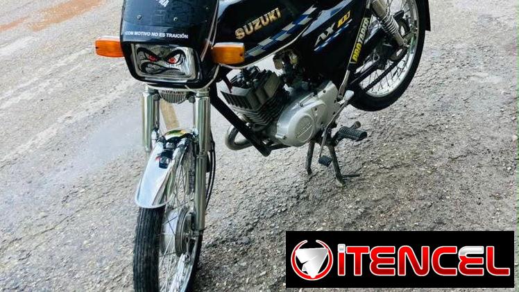 Suzuki AX100 negra