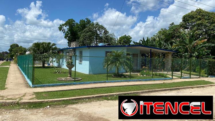 Fontanar casa esquina muy cerca de la entrada principal, 800m2 total, patio colinda con la ave principal.