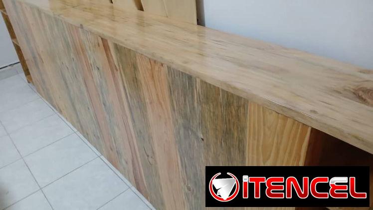 Espaldar de cama en Madera con estantes laterales