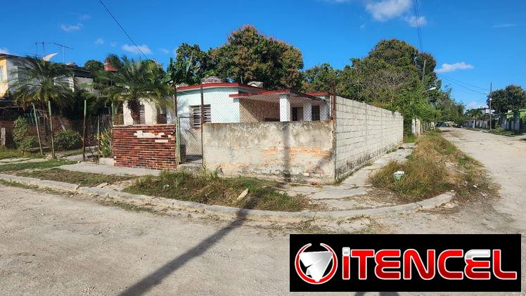 Esta es tu oportunidad !!! Se vende Casa Independiente en Ampliación del Sevillano con entrada de garaje y hace esquina