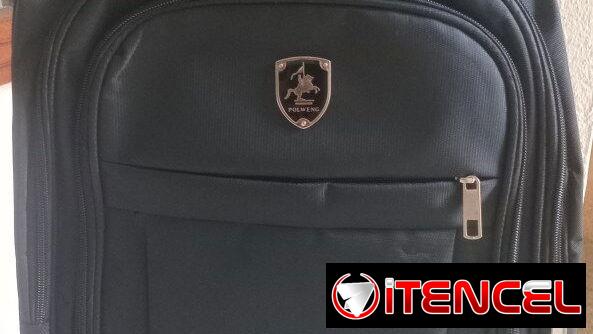 Bolsos medianos cruzados atras $9 usd. Mochila $17 usd