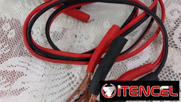 Pinzas con cable para cargar batería de autos