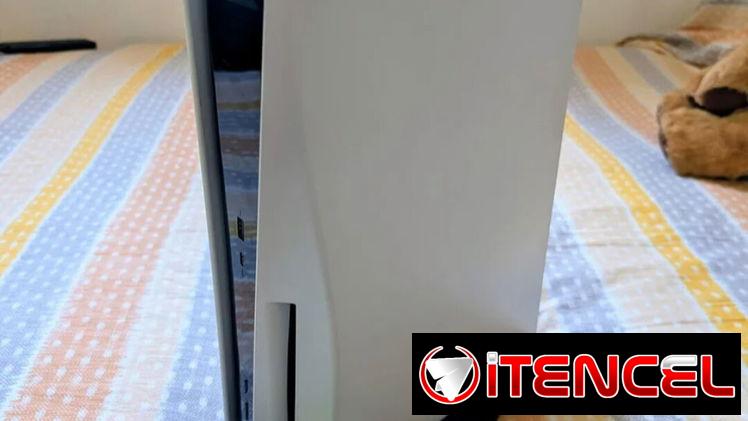 Playstation 5 pirateada con un mando