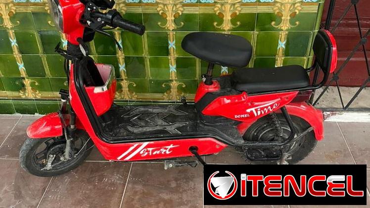 Bici moto eléctrica ⚡️autonomía 50km todo pinchando al 💯 luces,intermitentes sus dos juegos de llaves para más informac