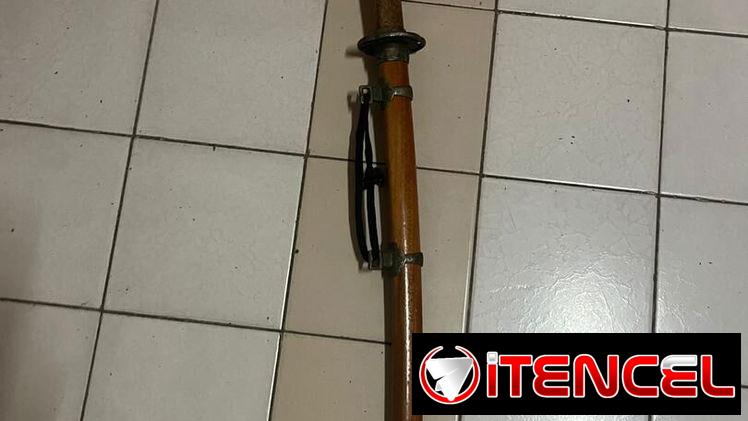 Katana grabada en la hoja y empuñadura