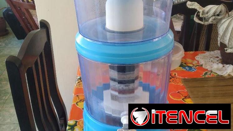 Filtro de agua casi nuevo. Pecera superior se sale y sirve para piezas de repuesto del resto de los elementos.