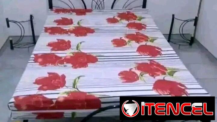 Cama camera cruzada con colchón de espuma y mesitas de noche