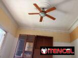 Se vende apto de 4/4 en el vedado con dos baños.
