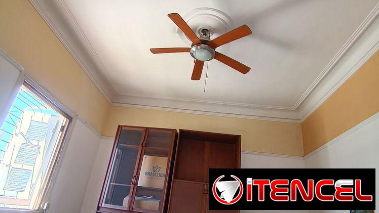 Se vende apto de 4/4 en el vedado con dos baños.