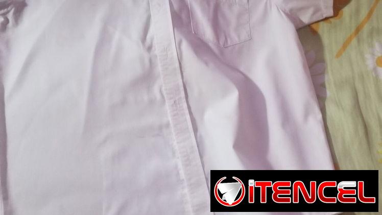 Camisa Blanca de uniforme de niño de primaria.