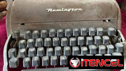 💜🩵Se vende potiche Royal Satsuma y máquina de escribir.Contactar☎️ 54700448 whatsapp.La  Habana.💜🩵