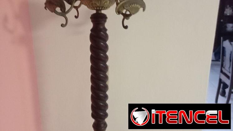 Vendo perchero antiguo de pie , madera y bronce.