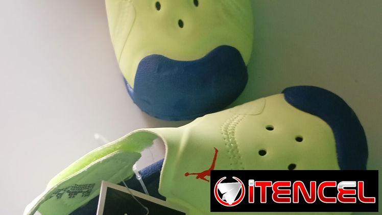 Sandalias Jordan para niños pequeños, y crocs