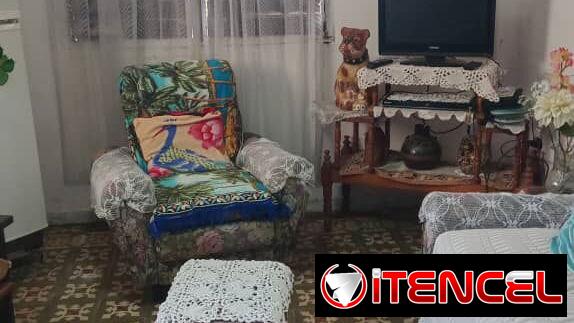 Se vende apto de 1/4 en primer piso de un biplanta con placa libre.