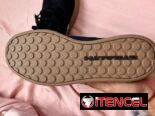 Vendo par de zapatos negros nuevos