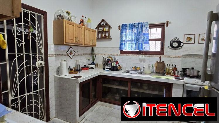 Casa de 4/4, garaje p/2 autos, 193m², en la Víbora (VB-43)